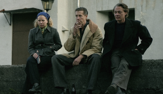 War Sailor cast: Alexandra Gjerpen (Hanna), Pål Sverre Hagen (Sigbjørn), Kristoffer Joner (Alfred) sitting on a wall