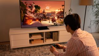 Jemand spielt Sea of Thieves über Xbox Cloud Gaming auf einem Samsung Smart TV