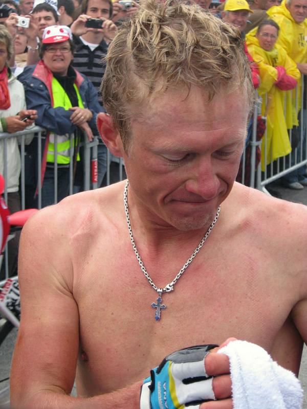 Alexandre Vinokourov (Astana) got changed at the summit.