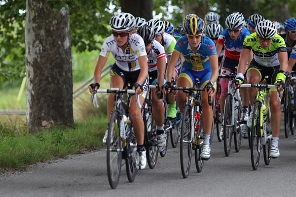 Amanda Miller (HTC-HighRoad), Emma Johansson (Hitec Products) and Nicole Cooke (SC MCipollini Giordana) in the bunch