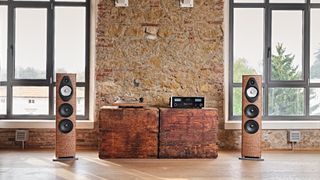 Sonus Faber Sonetto V G2 floorstanding speaker in living room with turntable and McIntosh amp