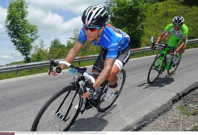 Juilan Arredondo (Trek) attacked from the field to get the mountain points