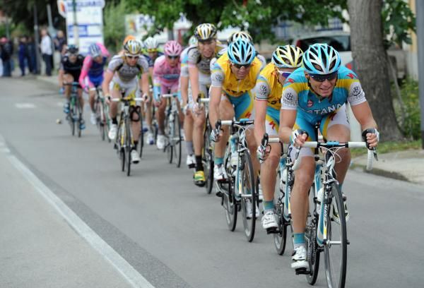 Astana push the pace as they try to make good on a split in the bunch