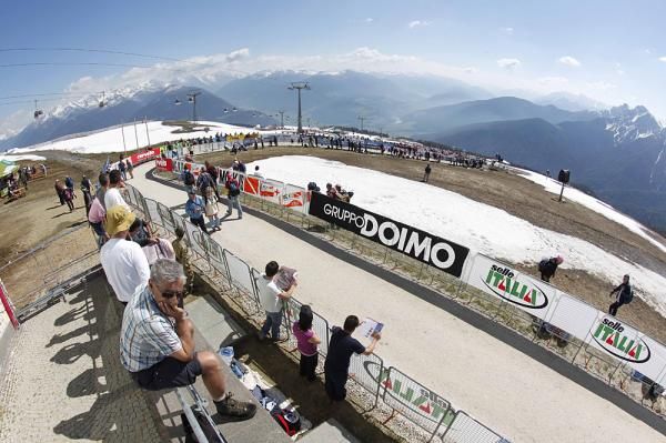 The fans took their time arriving at the top of the Kronplatz