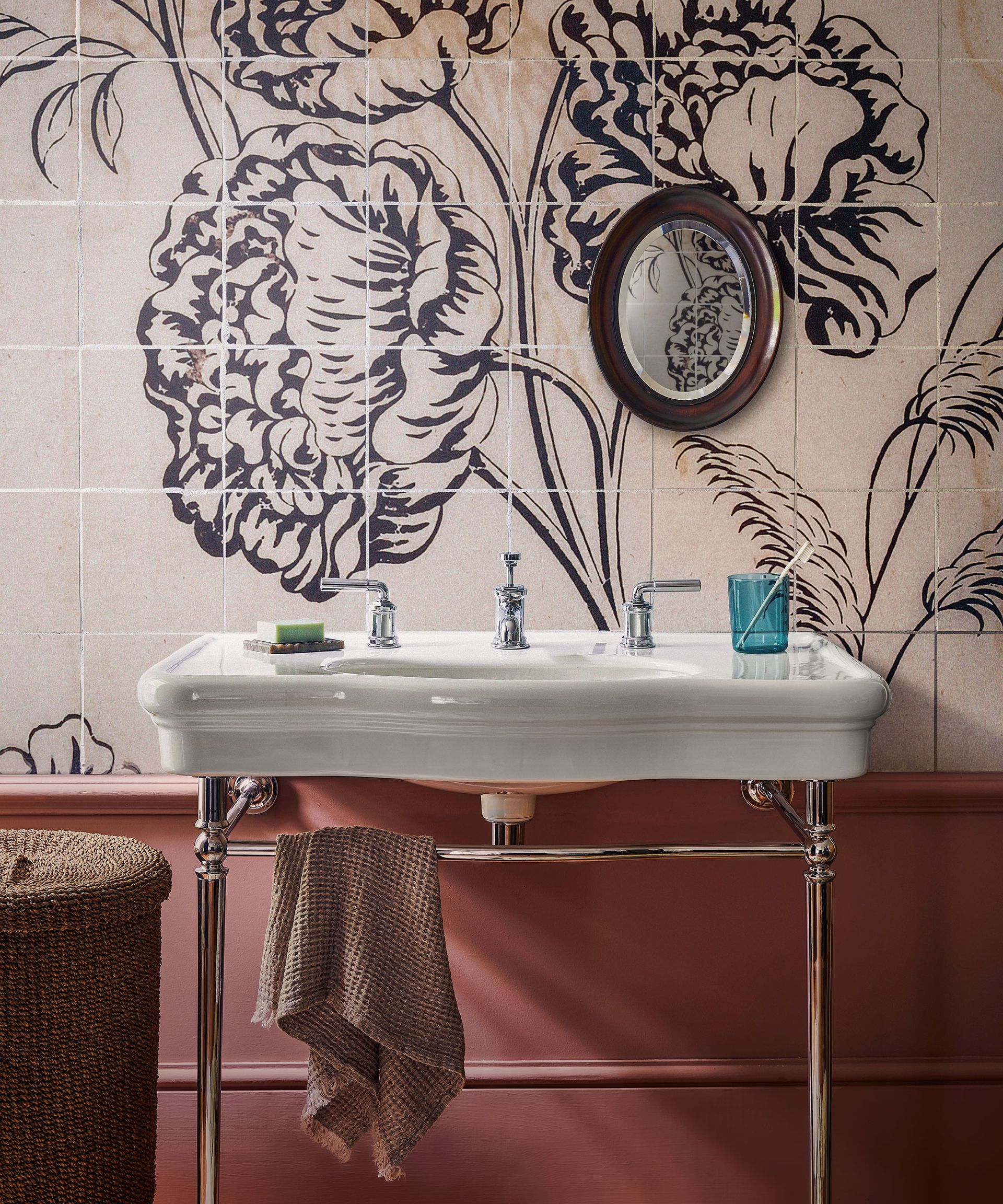 Cloakroom with pink wall and mural tiles