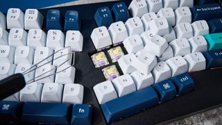 A black Keychron Q14 Max Alice keyboard with white, blue and teal keycaps