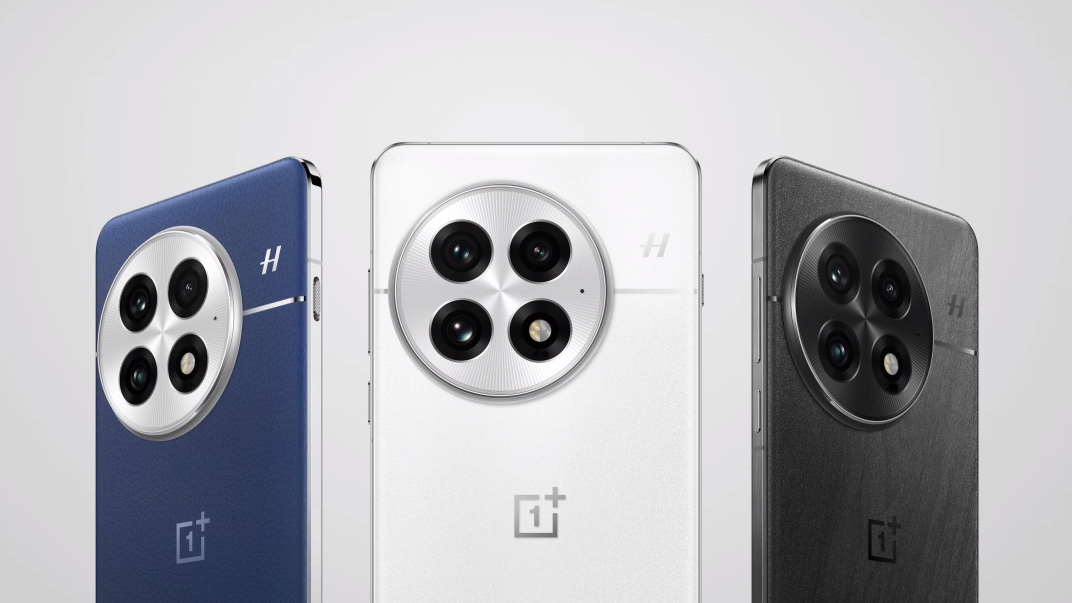 Trois téléphones OnePlus 13 de couleurs différentes côte à côte