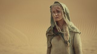 Eine vermummte Ciri steht in der Korath-Wüste in The Witcher Staffel 3 Band 2