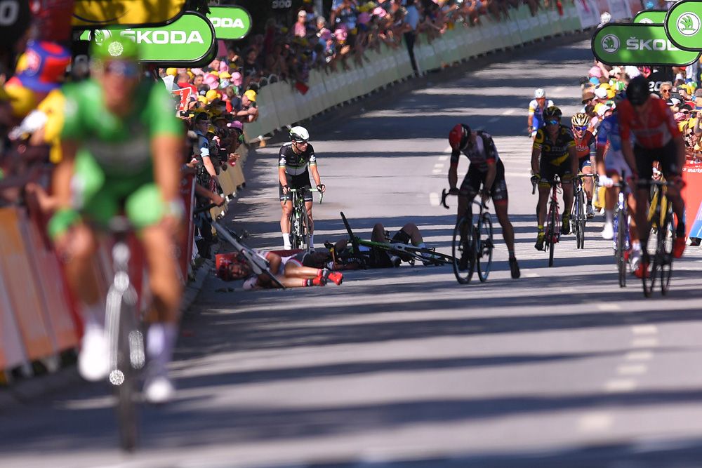 Teammate Mark Renshaw stops to help his teammate
