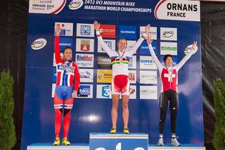 Langvad survives puncture and a fall to retain women's title