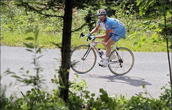 Thomas Voeckler (Bouygues Telecom) attacked the front group.