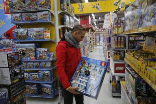 Valerio Agnoli buys some Lego (Sunada)