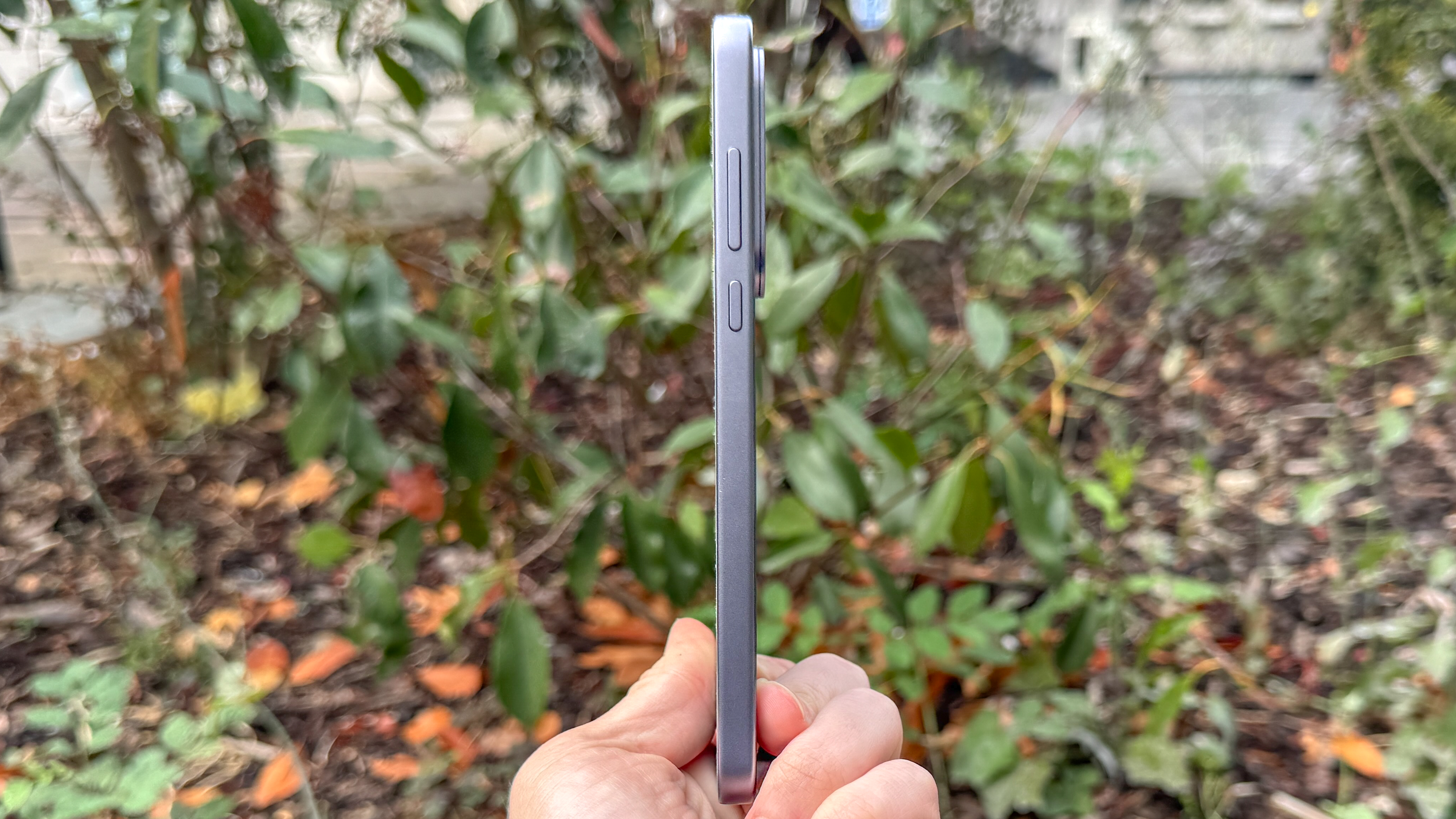 OnePlud Nord 5 thinness shown in the hand.
