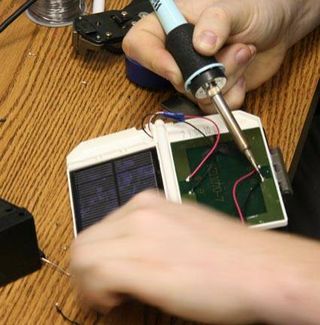 THG videographer Max Wilson made some alterations to the Soldius 1 solar panels so that the DS battery cable could connect directly to the solar panels.