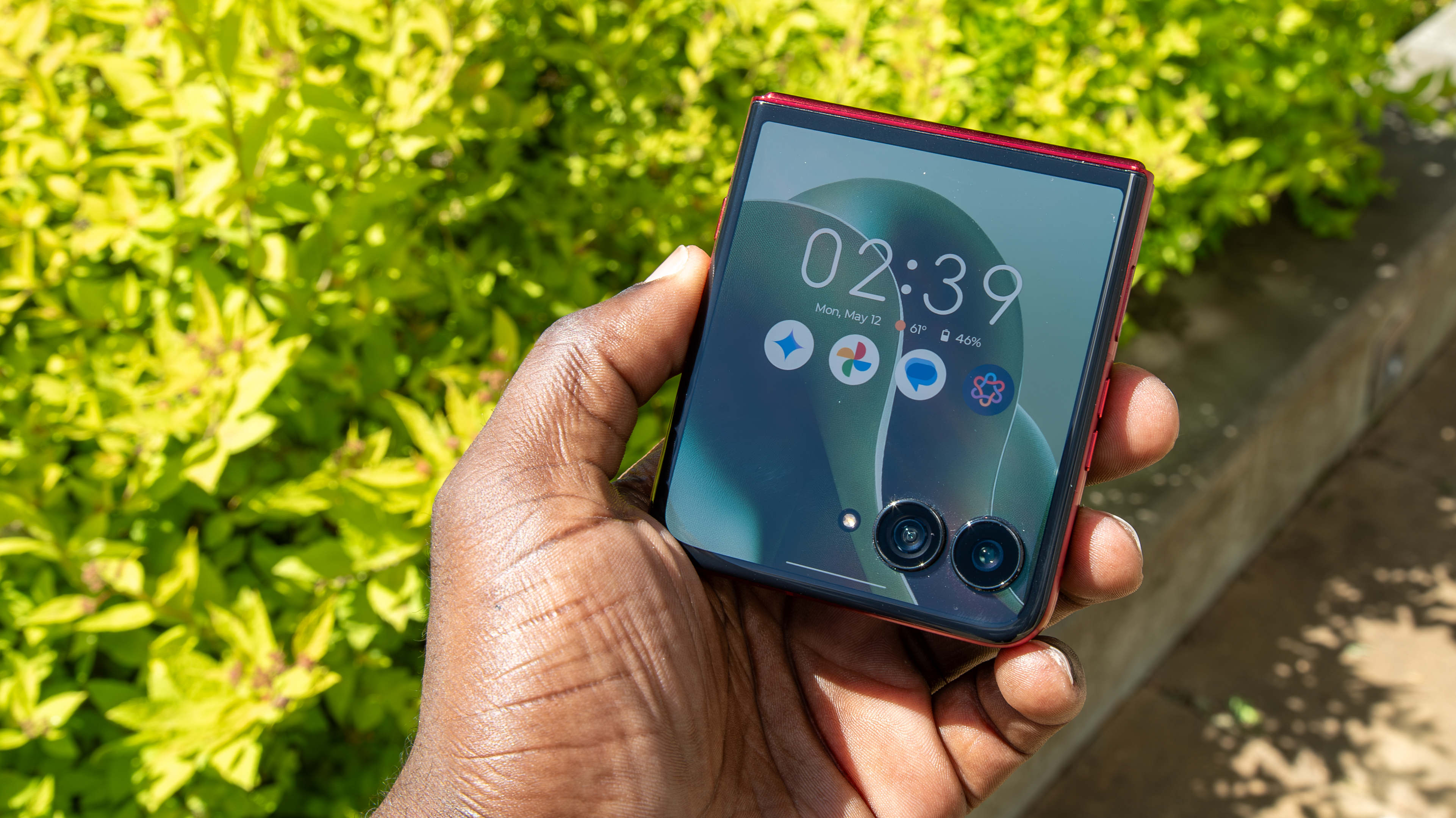 The Razr Ultra 2025 cover screen outside
