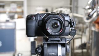 En Blackmagic Pocket Cinema Camera 4K står monterad på en tripod inomhus.