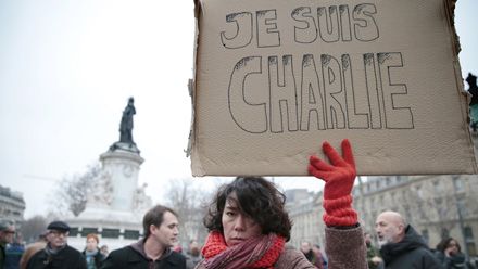 Women holding je suis Charlie sign