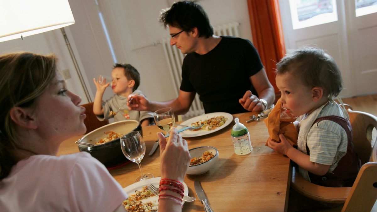 Chewing with mouth open is the ‘best way to eat’ The Week