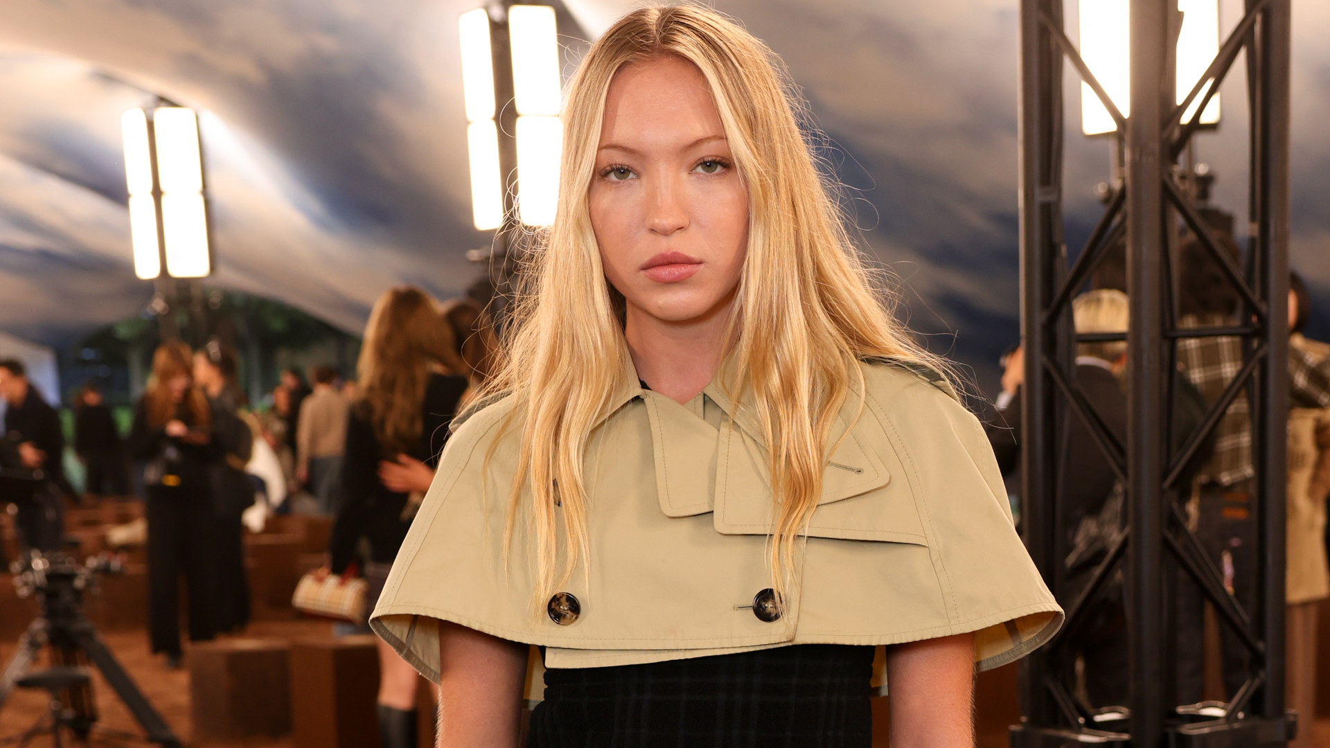Lila Moss attended the Burberry London Fashion Week show in a cropped trench coat