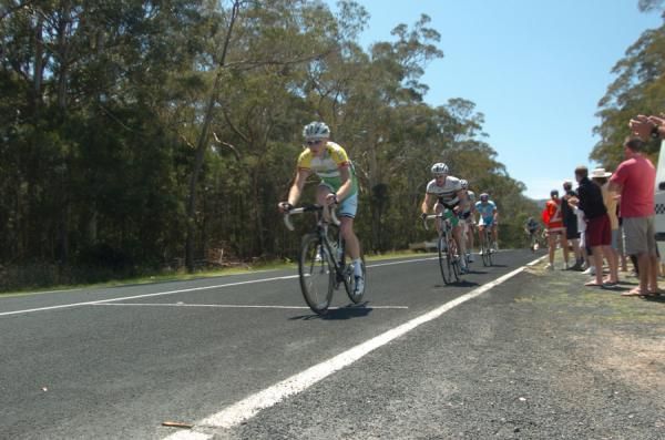 Racing Kangaroos lead the chase through the Mt Mitchell feed zone.