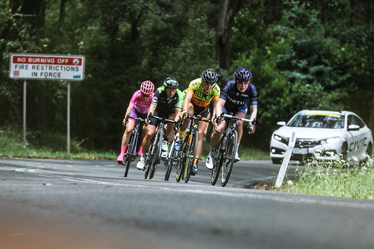 Linda Villumsen (Team Virtu Cycling) drives the pace