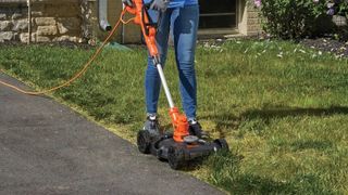 BLACK+DECKER BESTA512CM in use