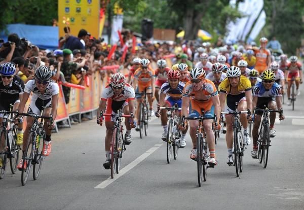 Joel Pearson (Genesys Wealth Advisers Australia) sprints into second place.