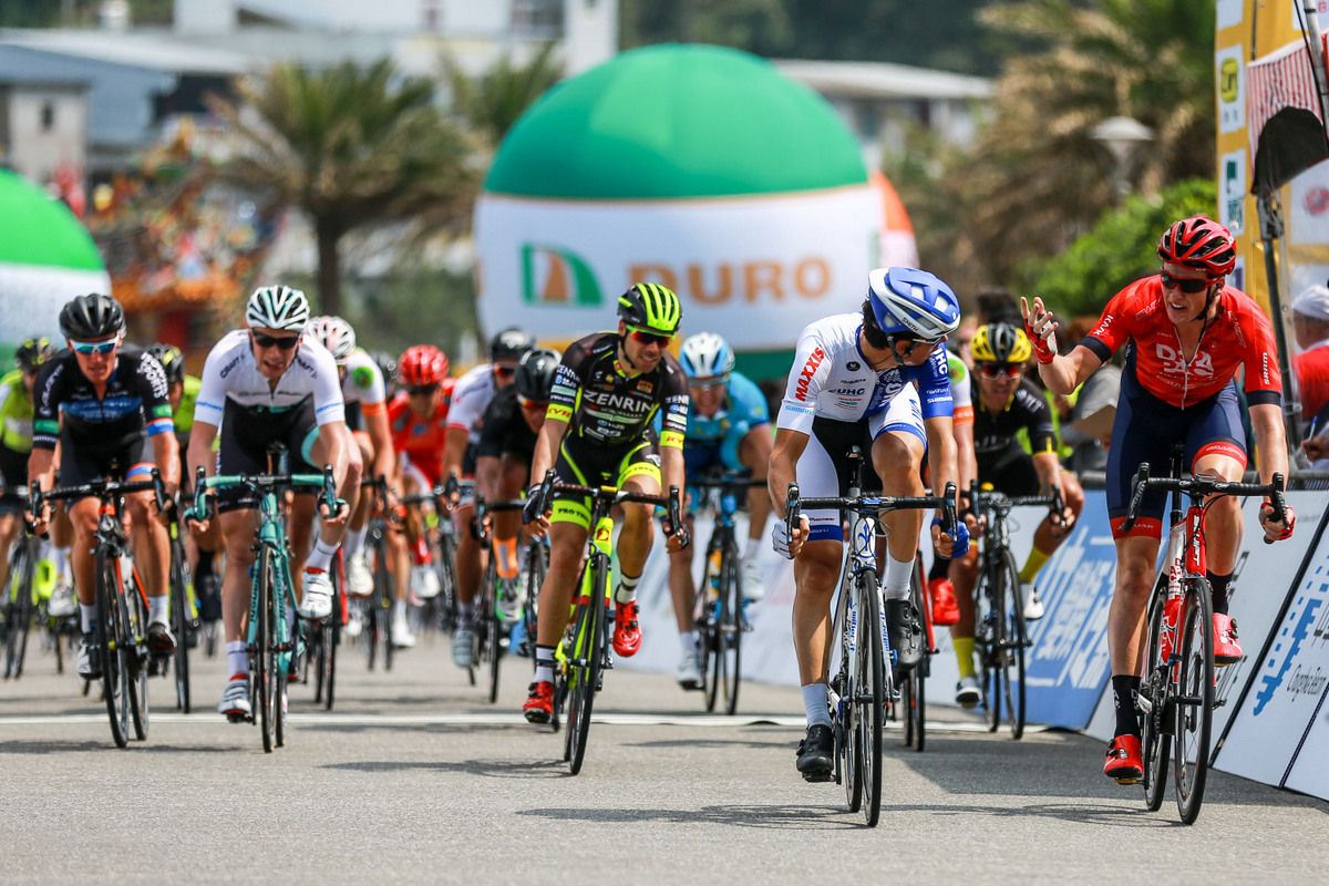 Drapac's Jason Lowdnes remonstrates with Marco Canola (UnitedHealthcare)