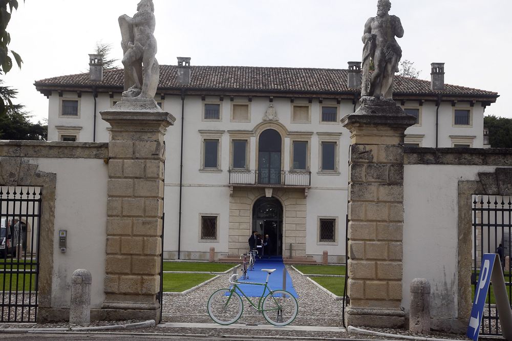 The entrance to Carrera