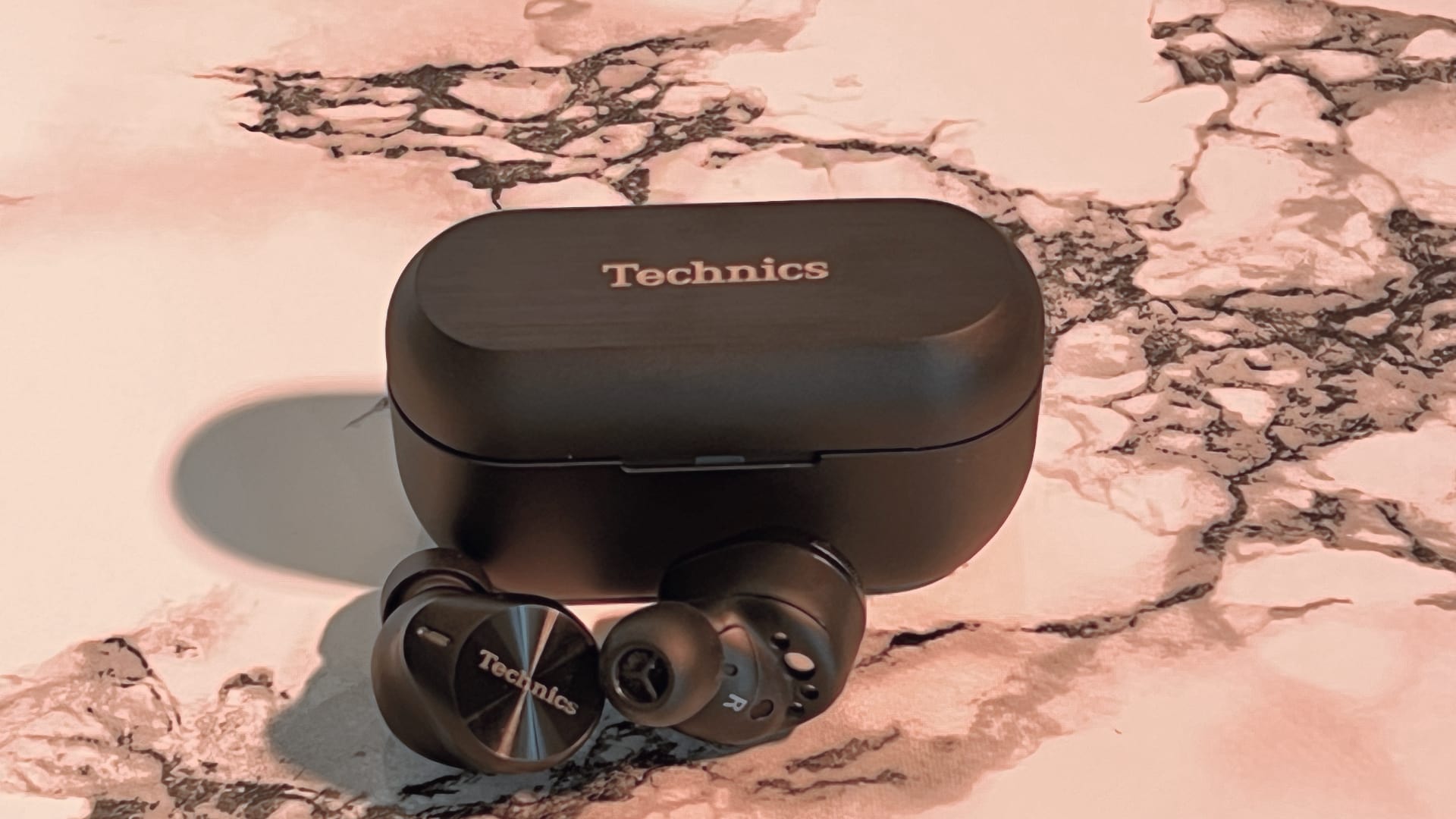 Technics AZ80 mot marmorerat bord