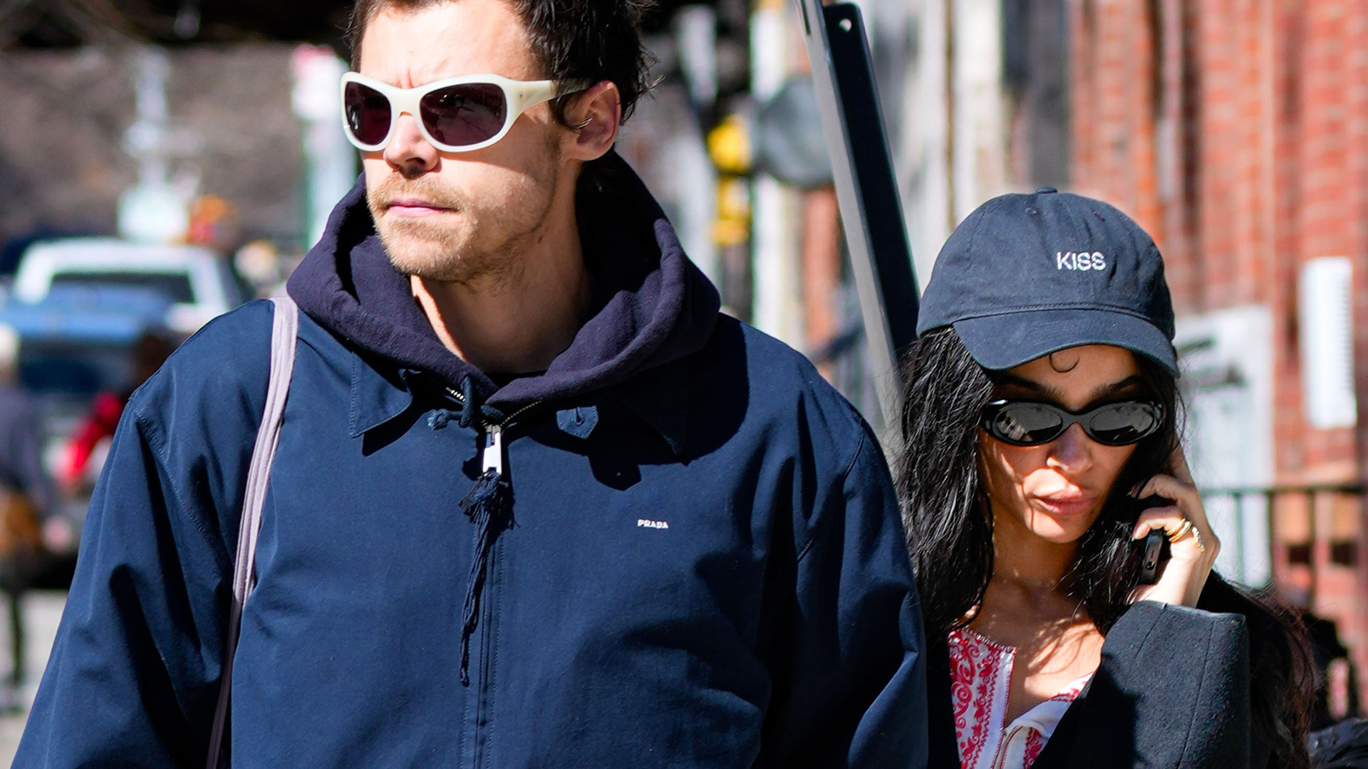Zo&euml; Kravitz and Harry Styles styled similar summer beach bags in London