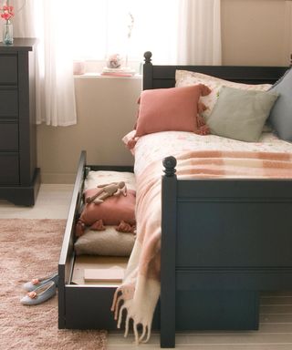 Underbed storage ideas with trundle bed