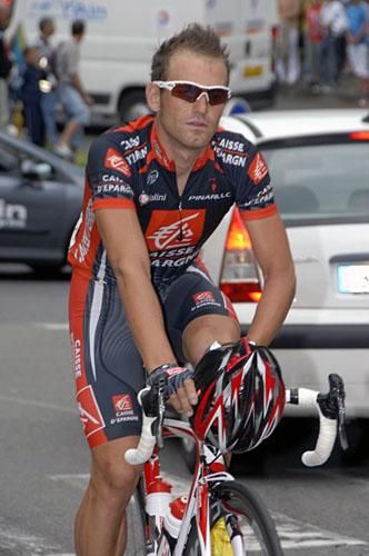 Jose Joaquin Rojas (Caisse d'Epargne) rolls to the start.