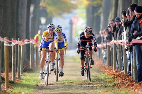The leading trio of Sanne van Paassen (Brainwash) and Telenet-Fidea teammates Nikki Harris and Sophie de Boer decided the race after early crashes