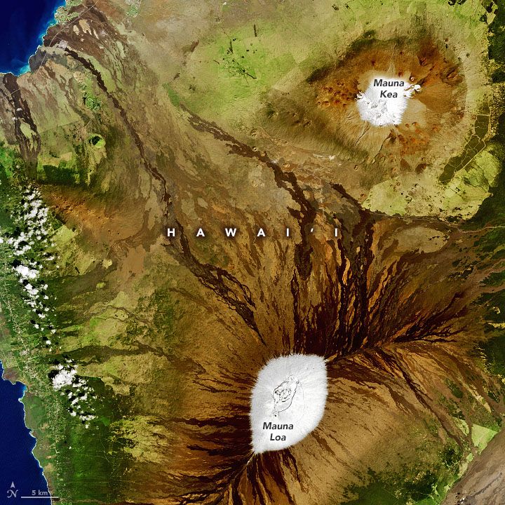 A satellite image of snow on two volcanoes on Hawaii&#039;s Big Island.