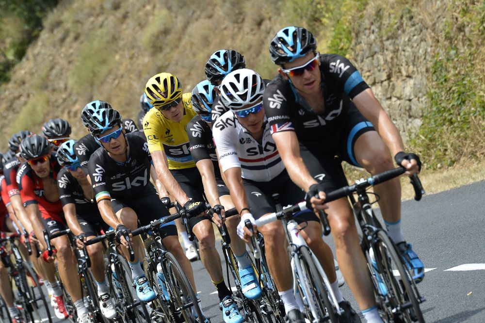 Team Sky lines up on the front for Chris Froome