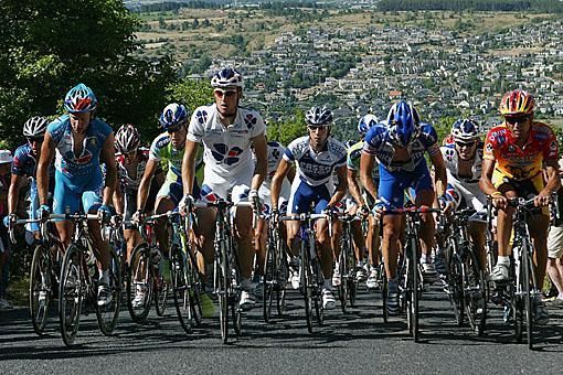 The peloton climbs the C&ocirc;te de la Croix Neuve in Mende in the 2005 Tour de France