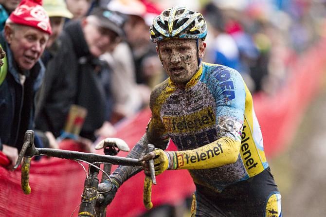Bart Wellens runs with his bike