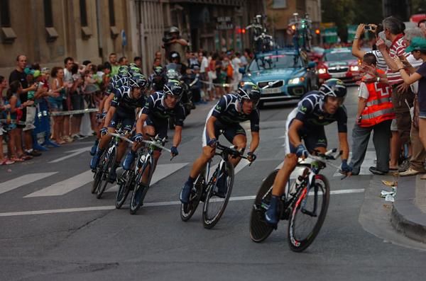 The Movistar team on its way to stage 1 victory
