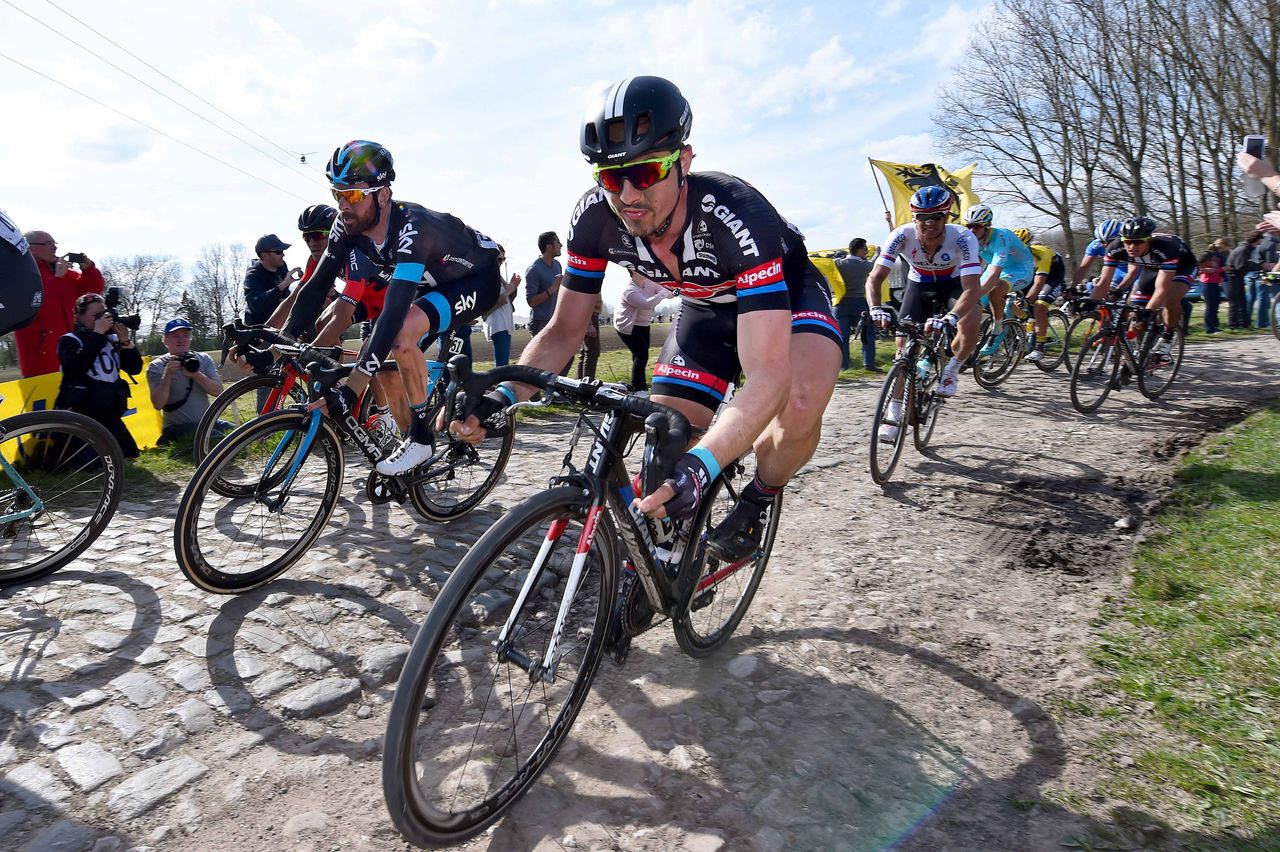 John Degenkolb (Giant-Alpecin) cornering