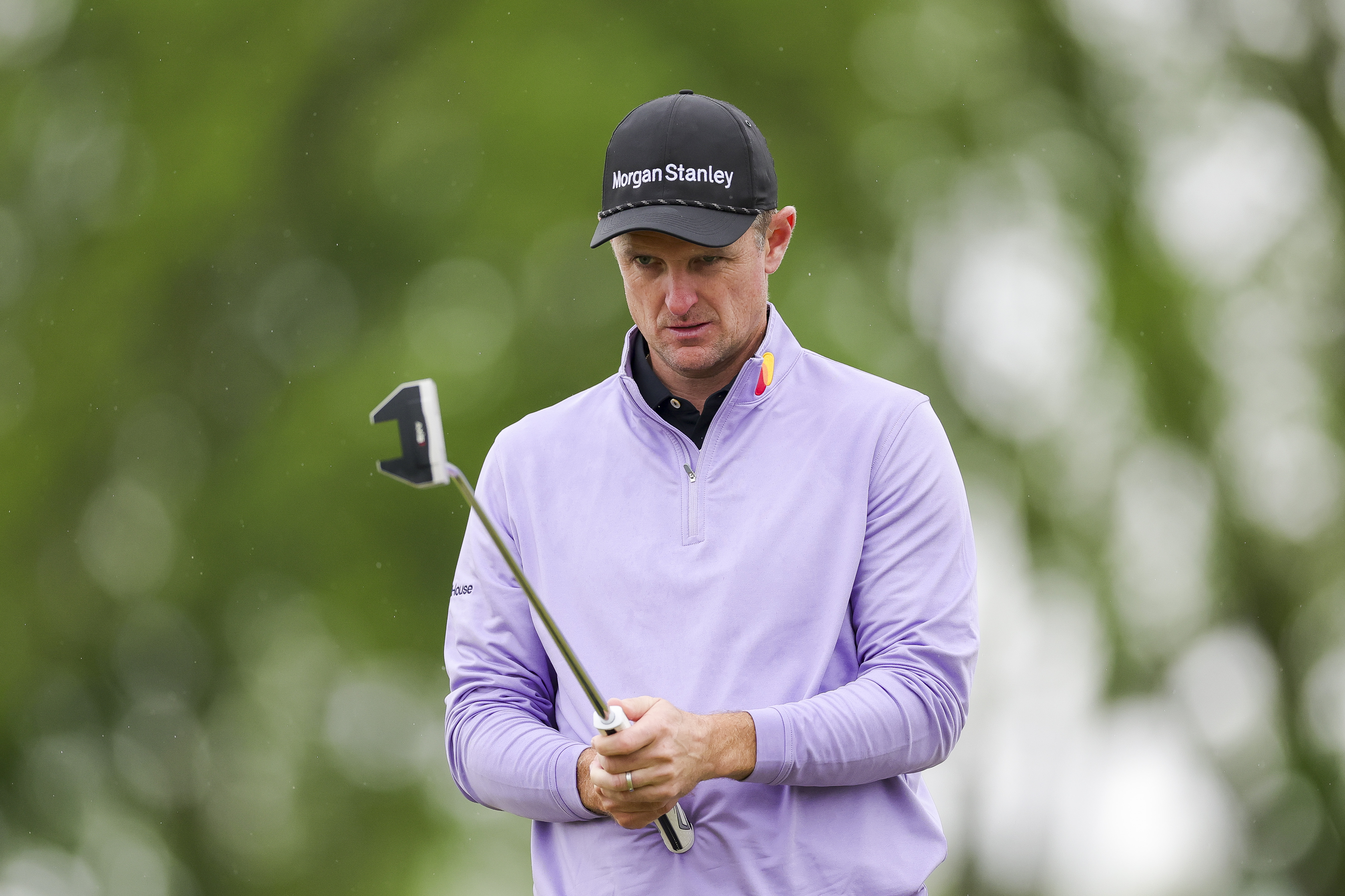 Justin Rose lines up a putt