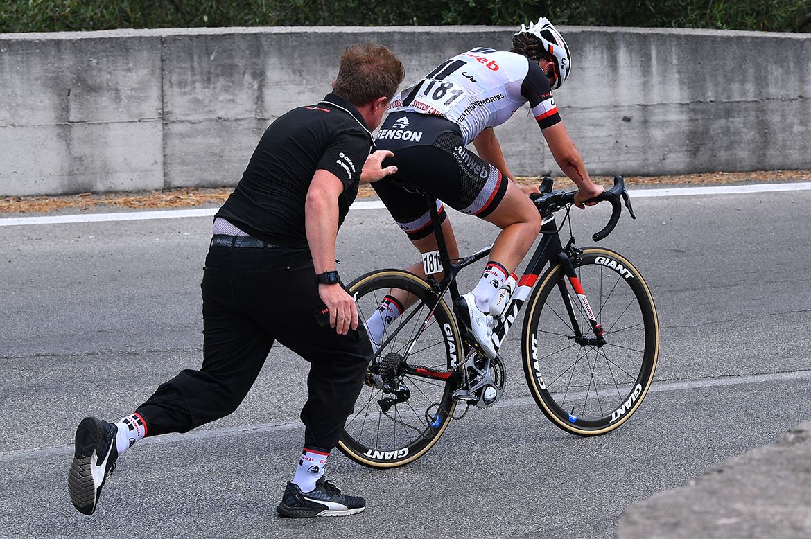 Lucinda Brand gets going again with help from her Sunweb mechanic