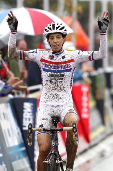 Helen Wyman (Kona) celebrates her victory in Ruddervoorde.