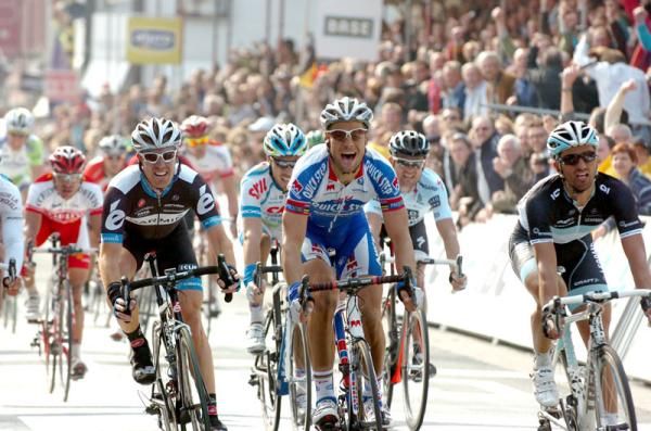 Boonen (Quick Step) takes the win