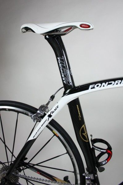 From a distance the TF2 appears to feature an integrated seatpost, but it actually features a seperate aero seatpost with an identical profile to the seat tube