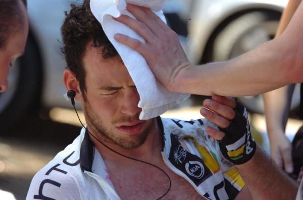 Mark Cavendish (HTC-Highroad) after his fall