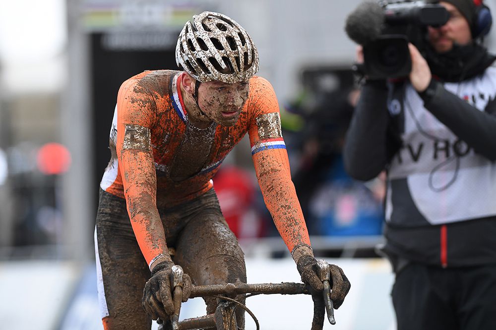 A puncture sunk the rainbow hopes for Mathieu van der Poel