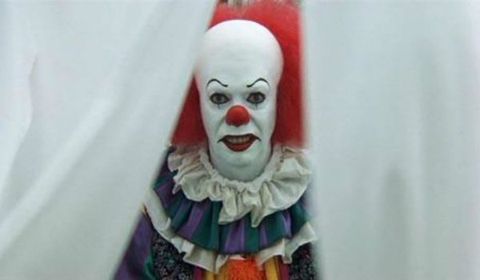 Pennywise Lurks In The Sewers In The Newest Photo From Stephen King’s ...