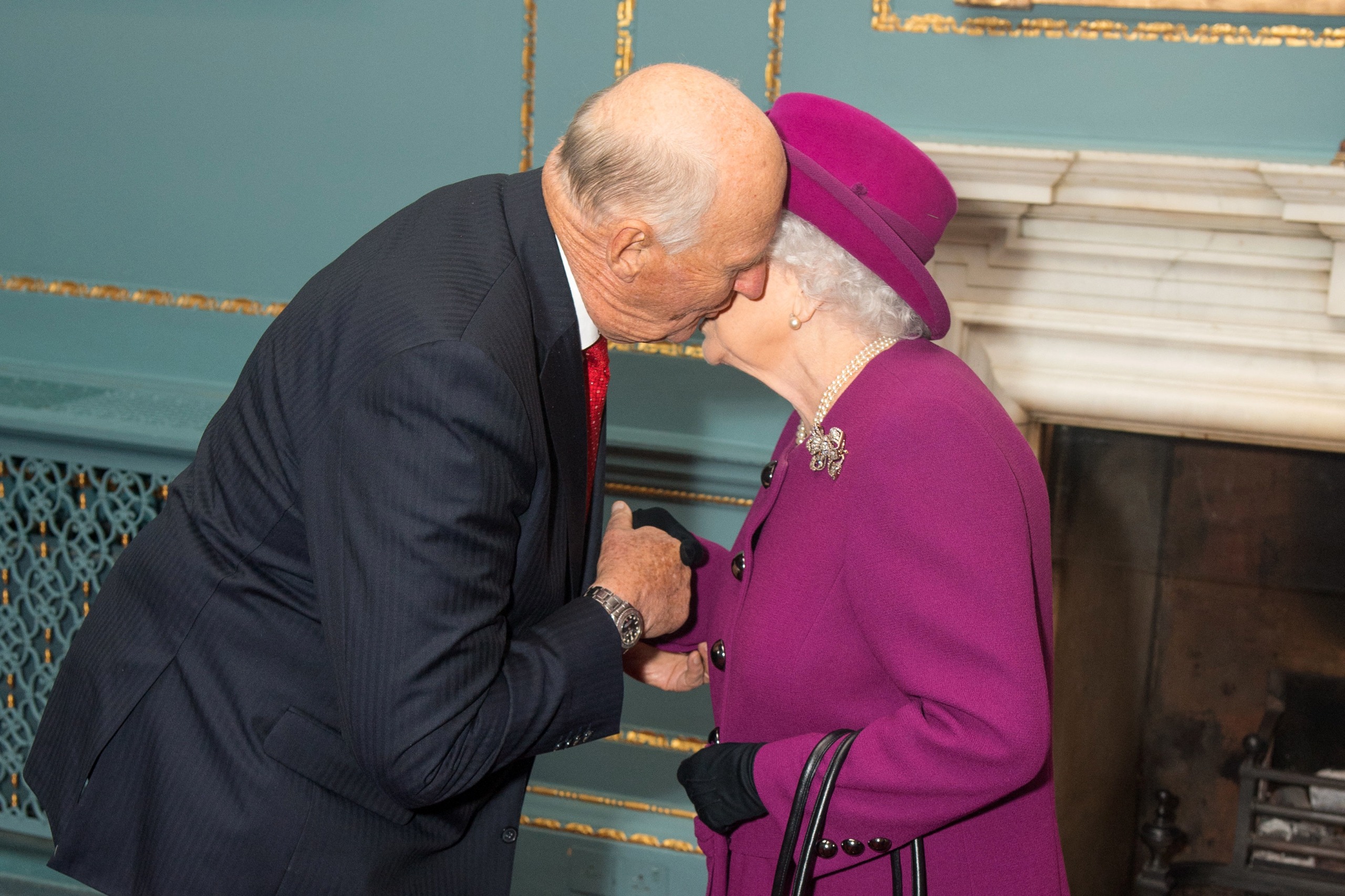 King Harald kissing Queen Elizabeth on the cheek