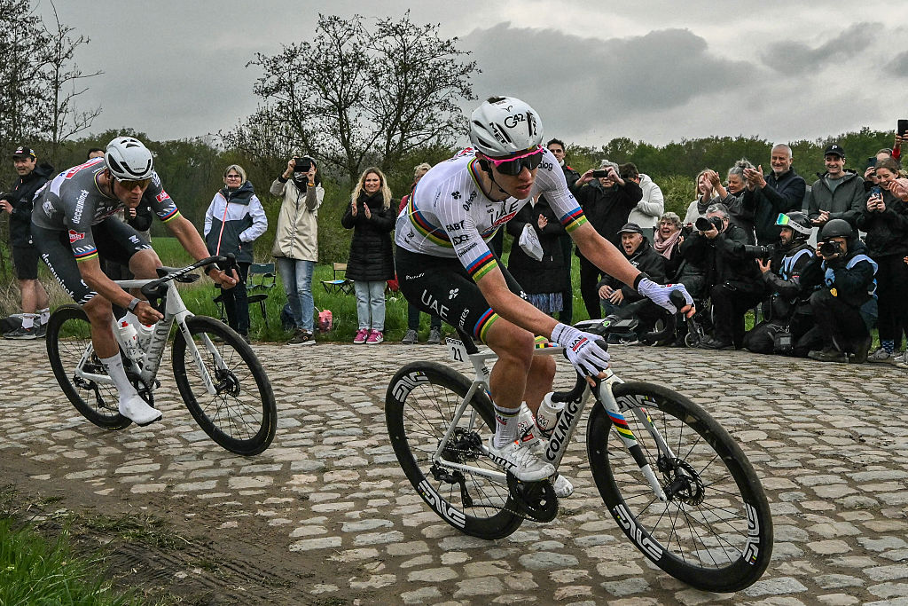 Tadej Poga&amp;#269;ar leads Van der Poel during the 2025 edition of Paris-Roubaix